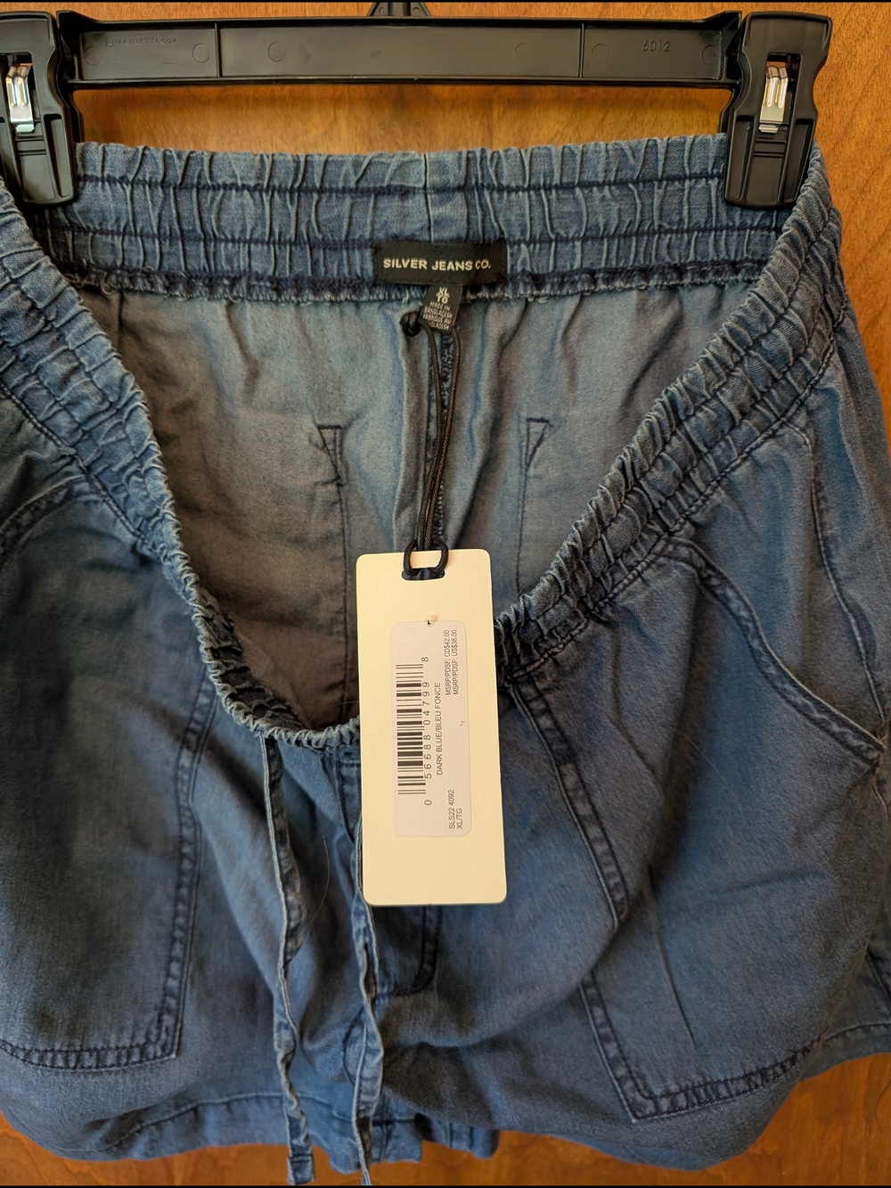 🌴 Silver Jeans Co. Livia Relaxed Fit Chambray Shorts - Picture 2 of 5